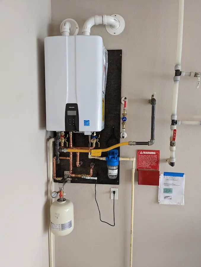 Professional plumber installing copper piping in a Lima home