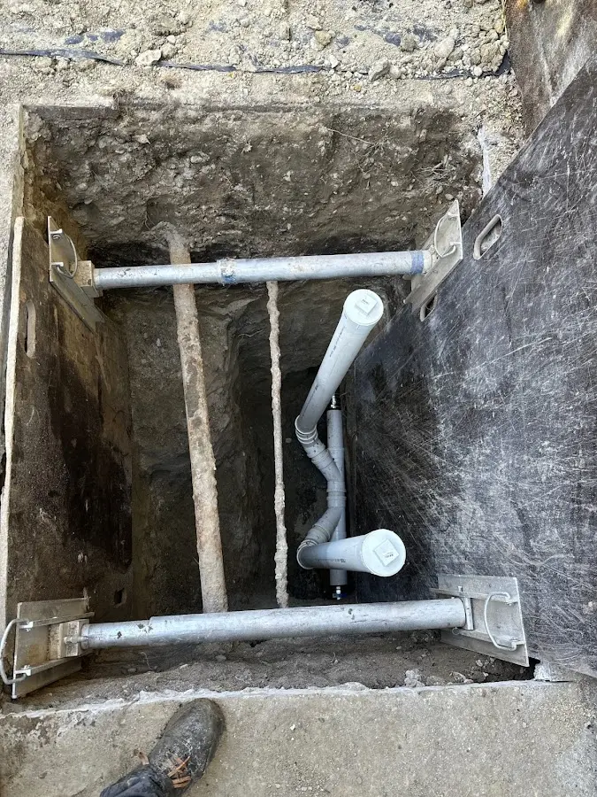 Experienced plumber completing Drain Cleaning work in Lima